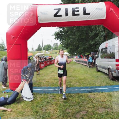 21.06.2025 - 27. Vierlanden-Triathlon MichiJ http://msf.ph/oto/8043445 15.06.2026 13:42:03 Ziel 672, 899 meine-sportfotos.de