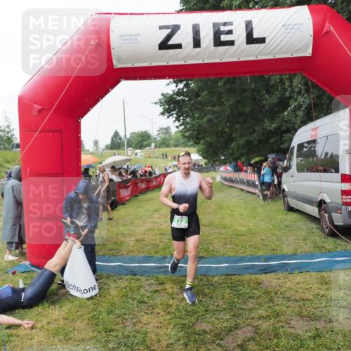 21.06.2025 - 27. Vierlanden-Triathlon MichiJ http://msf.ph/oto/8043447 15.06.2026 13:42:03 Ziel 672, 899 meine-sportfotos.de