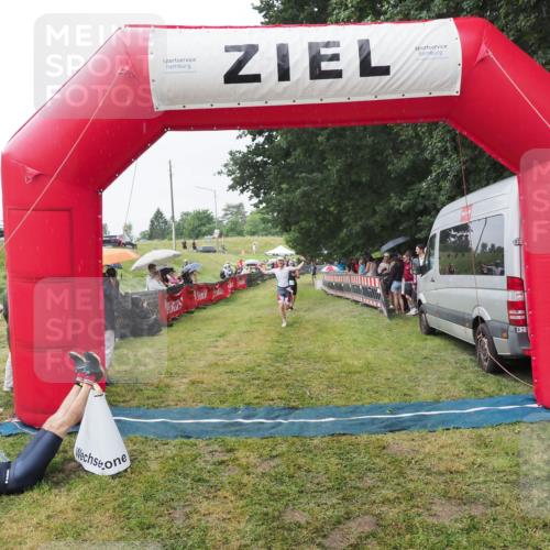 21.06.2025 - 27. Vierlanden-Triathlon MichiJ http://msf.ph/oto/8043451 15.06.2026 13:42:24 Ziel 139, 858 meine-sportfotos.de