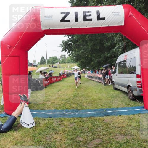 21.06.2025 - 27. Vierlanden-Triathlon MichiJ http://msf.ph/oto/8043453 15.06.2026 13:42:24 Ziel 139, 858 meine-sportfotos.de