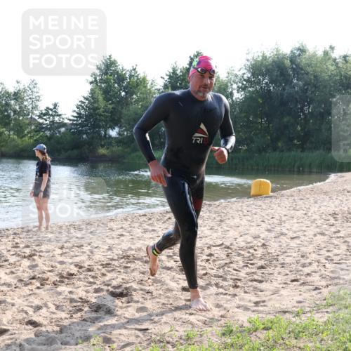 15.06.2025 - 27. Vierlanden-Triathlon Lena Gebhardt http://msf.ph/oto/8043457 15.06.2025 08:32:23 Schwimmen 14, 50, 188 meine-sportfotos.de