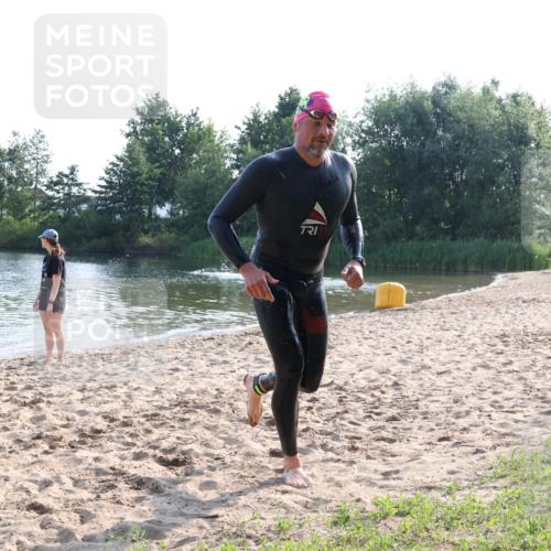 15.06.2025 - 27. Vierlanden-Triathlon Lena Gebhardt http://msf.ph/oto/8043459 15.06.2025 08:32:23 Schwimmen 14, 50, 188 meine-sportfotos.de