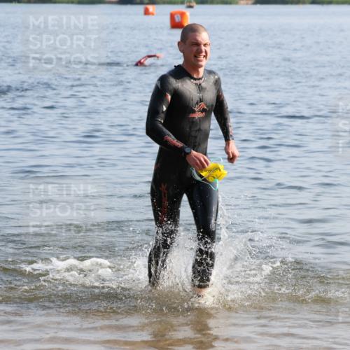 15.06.2025 - 27. Vierlanden-Triathlon Lena Gebhardt http://msf.ph/oto/8043467 15.06.2025 08:32:29 Schwimmen 14, 26, 50, 188 meine-sportfotos.de