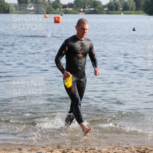 15.06.2025 - 27. Vierlanden-Triathlon Lena Gebhardt http://msf.ph/oto/8043471 15.06.2025 08:32:29 Schwimmen 14, 26, 50, 188 meine-sportfotos.de
