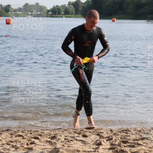 15.06.2025 - 27. Vierlanden-Triathlon Lena Gebhardt http://msf.ph/oto/8043475 15.06.2025 08:32:30 Schwimmen 14, 26, 50, 188 meine-sportfotos.de