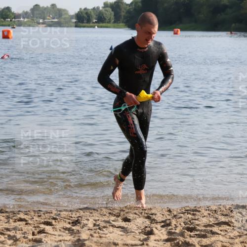 15.06.2025 - 27. Vierlanden-Triathlon Lena Gebhardt http://msf.ph/oto/8043477 15.06.2025 08:32:30 Schwimmen 14, 26, 50, 188 meine-sportfotos.de