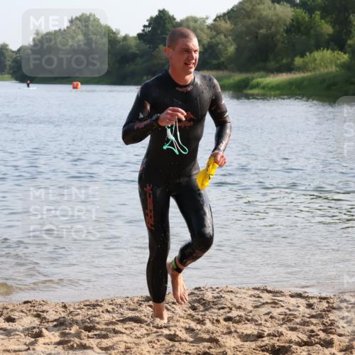 15.06.2025 - 27. Vierlanden-Triathlon Lena Gebhardt http://msf.ph/oto/8043479 15.06.2025 08:32:31 Schwimmen 14, 26, 188 meine-sportfotos.de