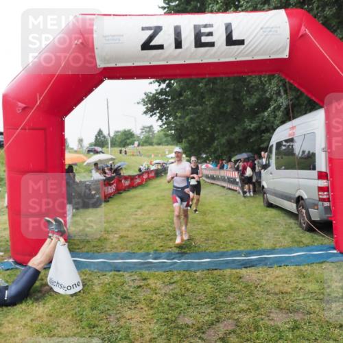 21.06.2025 - 27. Vierlanden-Triathlon MichiJ http://msf.ph/oto/8043484 15.06.2026 13:42:26 Ziel 139, 858 meine-sportfotos.de