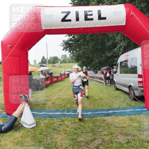 21.06.2025 - 27. Vierlanden-Triathlon MichiJ http://msf.ph/oto/8043493 15.06.2026 13:42:27 Ziel 139, 858 meine-sportfotos.de