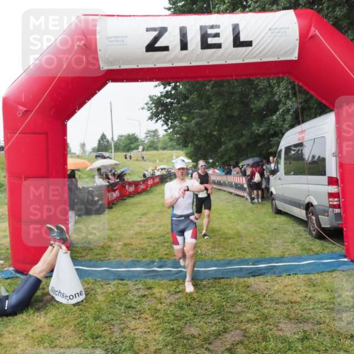 21.06.2025 - 27. Vierlanden-Triathlon MichiJ http://msf.ph/oto/8043495 15.06.2026 13:42:27 Ziel 139, 858 meine-sportfotos.de
