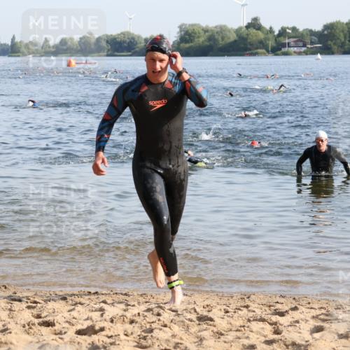 15.06.2025 - 27. Vierlanden-Triathlon Lena Gebhardt http://msf.ph/oto/8043496 15.06.2025 08:32:35 Schwimmen 14, 25, 26, 38 meine-sportfotos.de