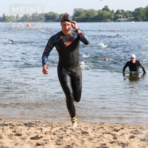 15.06.2025 - 27. Vierlanden-Triathlon Lena Gebhardt http://msf.ph/oto/8043499 15.06.2025 08:32:35 Schwimmen 14, 25, 26, 38 meine-sportfotos.de