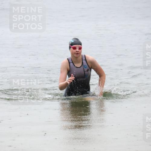 21.06.2025 - 27. Vierlanden-Triathlon Lena Gebhardt http://msf.ph/oto/8043501 15.06.2025 14:36:54 Schwimmen 1324 meine-sportfotos.de