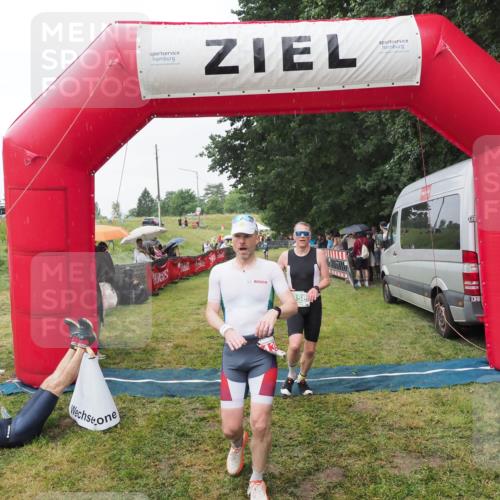 21.06.2025 - 27. Vierlanden-Triathlon MichiJ http://msf.ph/oto/8043504 15.06.2026 13:42:28 Ziel 139, 858 meine-sportfotos.de