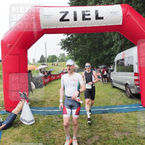 21.06.2025 - 27. Vierlanden-Triathlon MichiJ http://msf.ph/oto/8043506 15.06.2026 13:42:28 Ziel 139, 858 meine-sportfotos.de