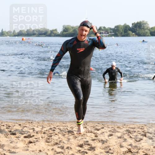 15.06.2025 - 27. Vierlanden-Triathlon Lena Gebhardt http://msf.ph/oto/8043507 15.06.2025 08:32:36 Schwimmen 14, 25, 26, 38 meine-sportfotos.de