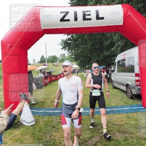 21.06.2025 - 27. Vierlanden-Triathlon MichiJ http://msf.ph/oto/8043513 15.06.2026 13:42:28 Ziel 139, 858 meine-sportfotos.de