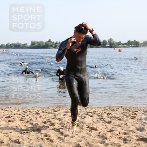 15.06.2025 - 27. Vierlanden-Triathlon Lena Gebhardt http://msf.ph/oto/8043514 15.06.2025 08:32:37 Schwimmen 14, 25, 26, 38, 87 meine-sportfotos.de