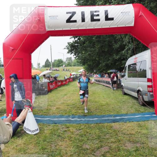 21.06.2025 - 27. Vierlanden-Triathlon MichiJ http://msf.ph/oto/8043517 15.06.2026 13:42:37 Ziel 93 meine-sportfotos.de
