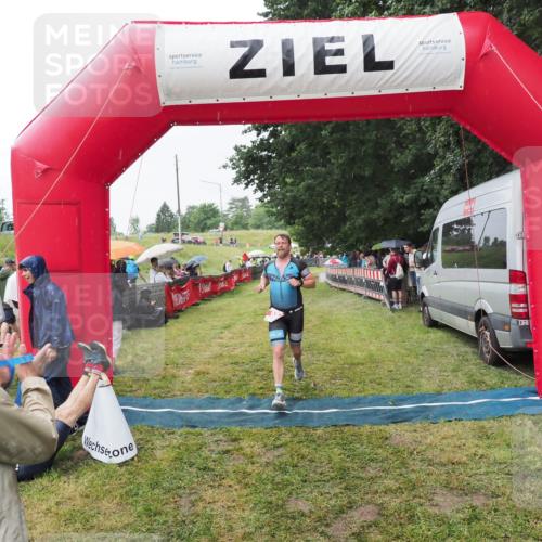 21.06.2025 - 27. Vierlanden-Triathlon MichiJ http://msf.ph/oto/8043521 15.06.2026 13:42:37 Ziel 93 meine-sportfotos.de