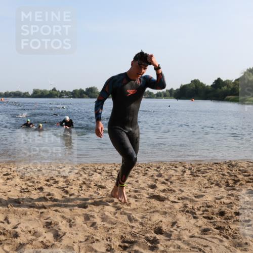 15.06.2025 - 27. Vierlanden-Triathlon Lena Gebhardt http://msf.ph/oto/8043522 15.06.2025 08:32:37 Schwimmen 14, 25, 26, 38, 87 meine-sportfotos.de