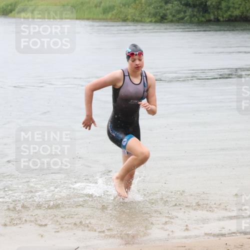 21.06.2025 - 27. Vierlanden-Triathlon Lena Gebhardt http://msf.ph/oto/8043524 15.06.2025 14:36:59 Schwimmen 1324 meine-sportfotos.de