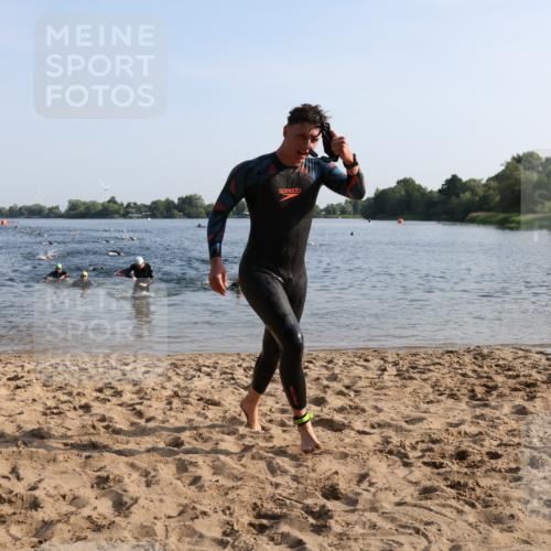 15.06.2025 - 27. Vierlanden-Triathlon Lena Gebhardt http://msf.ph/oto/8043526 15.06.2025 08:32:37 Schwimmen 14, 25, 26, 38, 87 meine-sportfotos.de