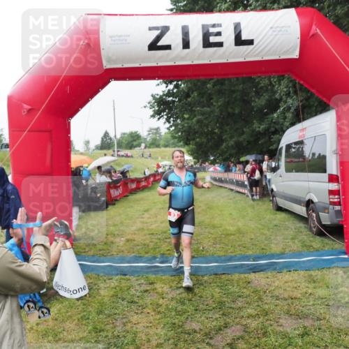 21.06.2025 - 27. Vierlanden-Triathlon MichiJ http://msf.ph/oto/8043528 15.06.2026 13:42:38 Ziel 93 meine-sportfotos.de