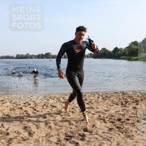 15.06.2025 - 27. Vierlanden-Triathlon Lena Gebhardt http://msf.ph/oto/8043529 15.06.2025 08:32:37 Schwimmen 14, 25, 26, 38, 87 meine-sportfotos.de