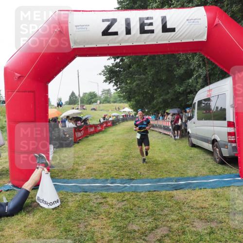 21.06.2025 - 27. Vierlanden-Triathlon MichiJ http://msf.ph/oto/8043532 15.06.2026 13:42:45 Ziel 779 meine-sportfotos.de