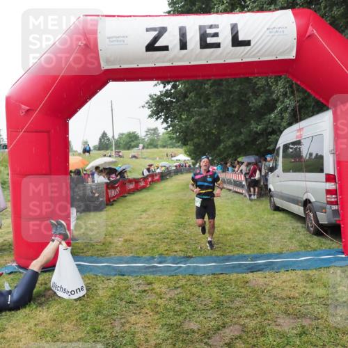 21.06.2025 - 27. Vierlanden-Triathlon MichiJ http://msf.ph/oto/8043538 15.06.2026 13:42:46 Ziel 779 meine-sportfotos.de