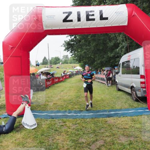 21.06.2025 - 27. Vierlanden-Triathlon MichiJ http://msf.ph/oto/8043540 15.06.2026 13:42:46 Ziel 779 meine-sportfotos.de