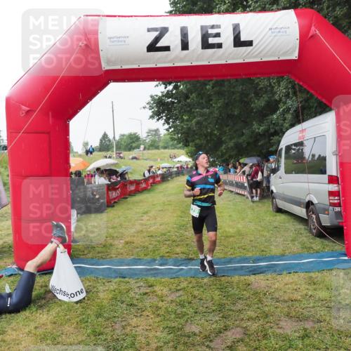 21.06.2025 - 27. Vierlanden-Triathlon MichiJ http://msf.ph/oto/8043546 15.06.2026 13:42:46 Ziel 779 meine-sportfotos.de