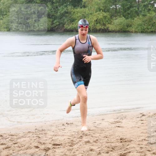 21.06.2025 - 27. Vierlanden-Triathlon Lena Gebhardt http://msf.ph/oto/8043547 15.06.2025 14:37:01 Schwimmen 1324 meine-sportfotos.de