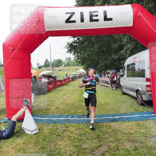 21.06.2025 - 27. Vierlanden-Triathlon MichiJ http://msf.ph/oto/8043548 15.06.2026 13:42:46 Ziel 779 meine-sportfotos.de