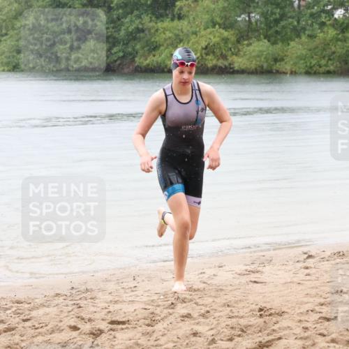 21.06.2025 - 27. Vierlanden-Triathlon Lena Gebhardt http://msf.ph/oto/8043550 15.06.2025 14:37:01 Schwimmen 1324 meine-sportfotos.de