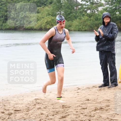 21.06.2025 - 27. Vierlanden-Triathlon Lena Gebhardt http://msf.ph/oto/8043554 15.06.2025 14:37:01 Schwimmen 1324 meine-sportfotos.de