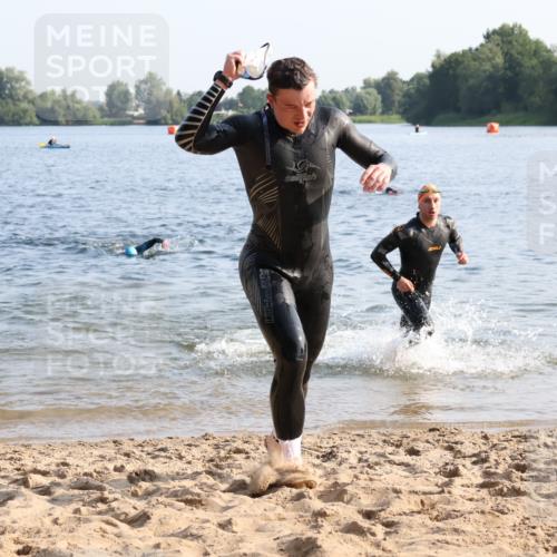 15.06.2025 - 27. Vierlanden-Triathlon Lena Gebhardt http://msf.ph/oto/8043556 15.06.2025 08:32:42 Schwimmen 14, 25, 26, 38, 41, 60, 87 meine-sportfotos.de