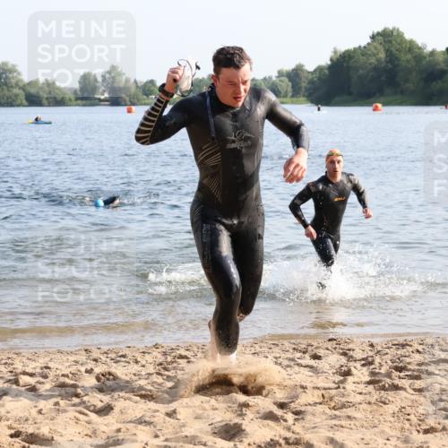 15.06.2025 - 27. Vierlanden-Triathlon Lena Gebhardt http://msf.ph/oto/8043560 15.06.2025 08:32:43 Schwimmen 25, 26, 38, 41, 60, 87 meine-sportfotos.de