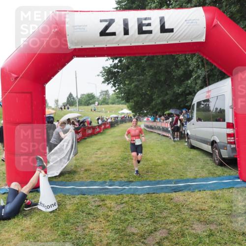 21.06.2025 - 27. Vierlanden-Triathlon MichiJ http://msf.ph/oto/8043563 15.06.2026 13:43:07 Ziel 888 meine-sportfotos.de