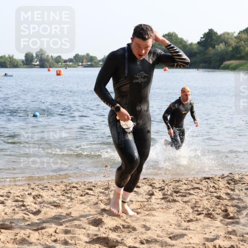15.06.2025 - 27. Vierlanden-Triathlon Lena Gebhardt http://msf.ph/oto/8043564 15.06.2025 08:32:43 Schwimmen 25, 26, 38, 41, 60, 87 meine-sportfotos.de