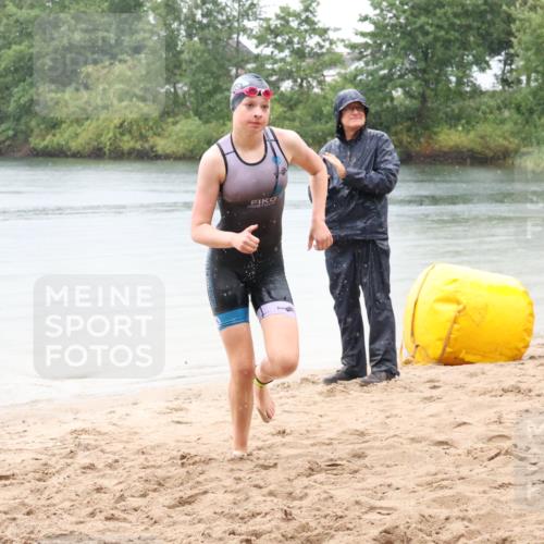 21.06.2025 - 27. Vierlanden-Triathlon Lena Gebhardt http://msf.ph/oto/8043566 15.06.2025 14:37:02 Schwimmen 1324 meine-sportfotos.de
