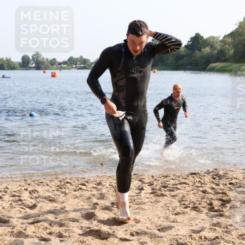 15.06.2025 - 27. Vierlanden-Triathlon Lena Gebhardt http://msf.ph/oto/8043568 15.06.2025 08:32:43 Schwimmen 25, 26, 38, 41, 60, 87 meine-sportfotos.de