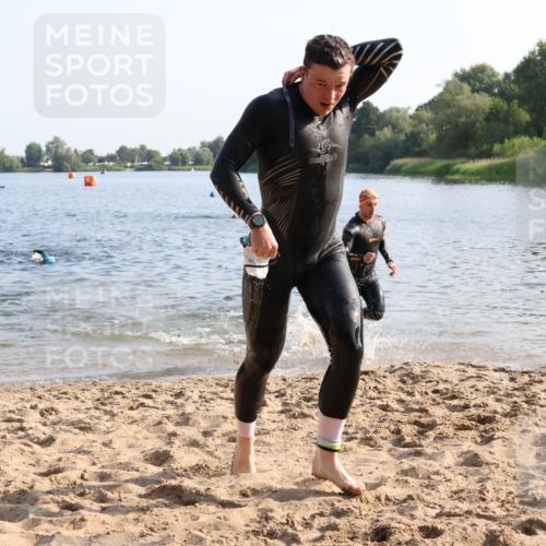 15.06.2025 - 27. Vierlanden-Triathlon Lena Gebhardt http://msf.ph/oto/8043572 15.06.2025 08:32:43 Schwimmen 25, 26, 38, 41, 60, 87 meine-sportfotos.de