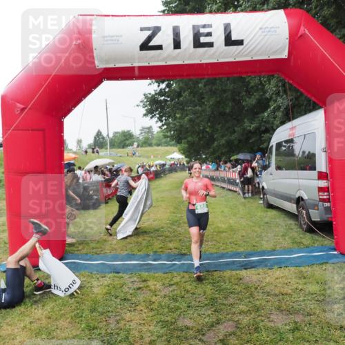 21.06.2025 - 27. Vierlanden-Triathlon MichiJ http://msf.ph/oto/8043573 15.06.2026 13:43:08 Ziel 888 meine-sportfotos.de