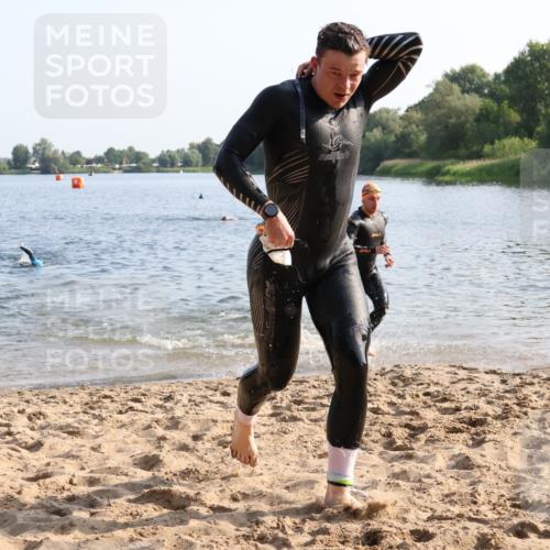 15.06.2025 - 27. Vierlanden-Triathlon Lena Gebhardt http://msf.ph/oto/8043576 15.06.2025 08:32:44 Schwimmen 8, 25, 26, 38, 41, 60, 87 meine-sportfotos.de