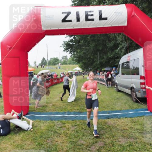 21.06.2025 - 27. Vierlanden-Triathlon MichiJ http://msf.ph/oto/8043580 15.06.2026 13:43:08 Ziel 888 meine-sportfotos.de