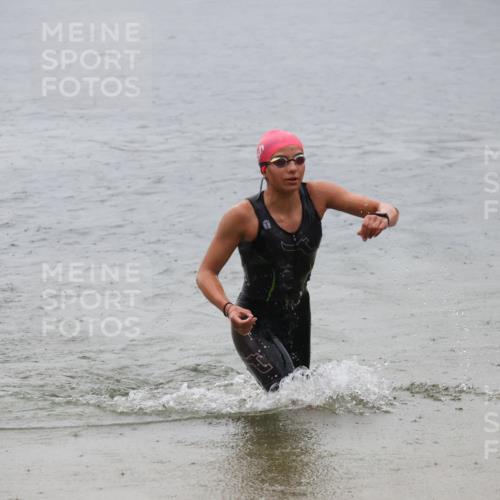 21.06.2025 - 27. Vierlanden-Triathlon Lena Gebhardt http://msf.ph/oto/8043581 15.06.2025 14:37:25 Schwimmen 1328, 1343 meine-sportfotos.de