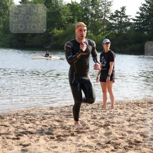 15.06.2025 - 27. Vierlanden-Triathlon Lena Gebhardt http://msf.ph/oto/8043587 15.06.2025 08:32:45 Schwimmen 8, 25, 26, 38, 41, 60, 87 meine-sportfotos.de