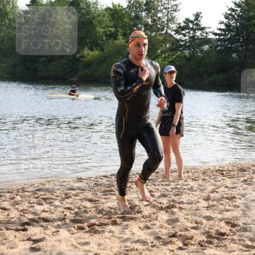 15.06.2025 - 27. Vierlanden-Triathlon Lena Gebhardt http://msf.ph/oto/8043591 15.06.2025 08:32:45 Schwimmen 8, 25, 26, 38, 41, 60, 87 meine-sportfotos.de